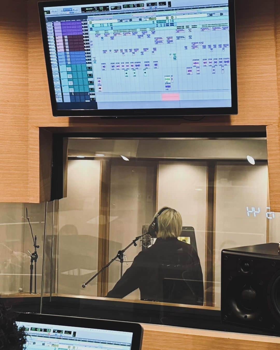 Shinnosukeさんのインスタグラム写真 - (ShinnosukeInstagram)「Mixチェックしにスタジオ行ったらコーラスをレコーディングしたよ。コーラスってほどのもんじゃないんだけどね。  とっても良い仕上がりで満足。 お楽しみにー。よろしくです。  #studio #mixdown #recording」12月8日 20時54分 - shinscapade