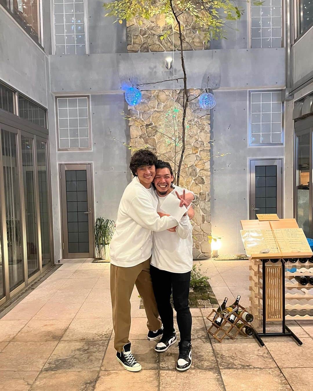斉藤和巳さんのインスタグラム写真 - (斉藤和巳Instagram)「1軍ブルペンキャッチャーの"猪本健太郎"。  現役当時に"育成枠"でホークスに入団。 そして… 今年は1軍投手コーチとブルペンキャッチャーとして同じユニホームを着た。  年齢はかなり離れてる。 けど… 今シーズン、ケンには色々と助けてもらった。 色んな話しをさせてもらったり… 色んな相談もさせてもらった。 そんなケンとの別れは… 本当寂し過ぎる。 でも！ ケンが決めた道！ 陰ながらでも応援したい！  筋の通った男気のある後輩。 精神的にも沢山助けてもらったケンの事を忘れる事はない。  ケン！ホンマにありがとうな！ 今年一年沢山救われたよ！ 人生の大きな決断！ 自分を信じてケンらしく頑張れよ！ 本当ありがとう。  #ソフトバンクホークス #ブルペンキャッチャー #猪本健太郎 #戦友 #球友 #感謝」12月8日 20時55分 - kazumi.66