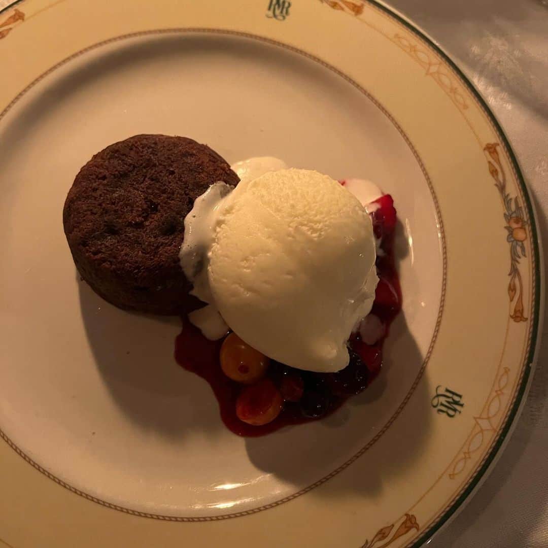 Bianca Ingrossoのインスタグラム：「Dinner on a magical train to the Northpole 💌🚂🍷」
