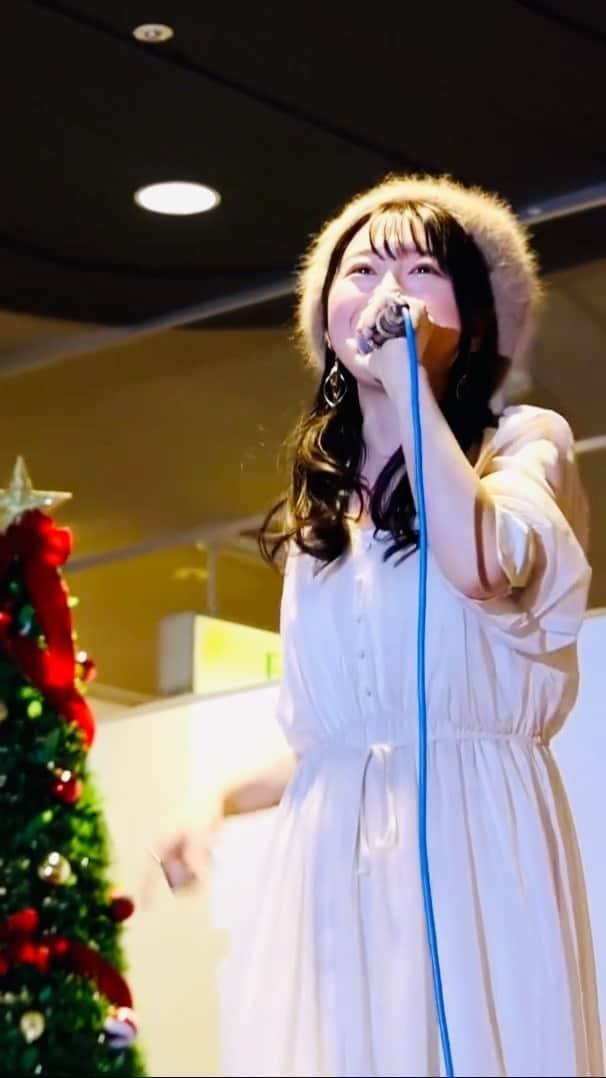 夏目樹里のインスタグラム：「2023.11.26音子島inイオン八事店 「Shooting Star」🌟  video by @nagoyatwilight さん👏✨  #クリスマスツリー 華やか〜🥰🥰  ずっと手拍子してくれて ありがとうございます🥹💖BIG LOVE💖」
