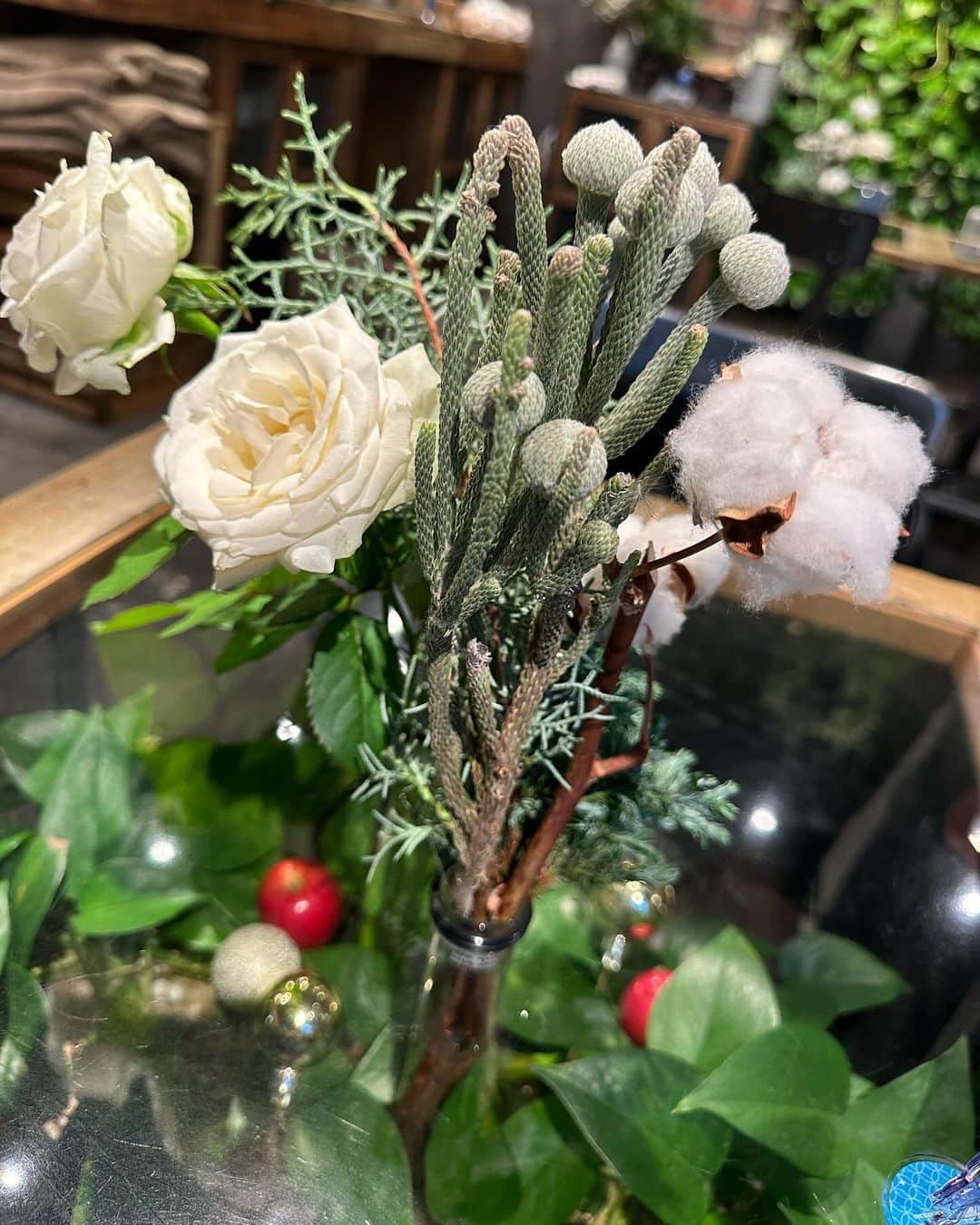 井上ほの花のインスタグラム：「⭐️🐻  わーーー！眠れなーい！！！ ドキドキ。バクバクしてる。 今日は明日がんばろ！ってままとご飯&お茶したから充電満タン！！！だけど、緊張はするよーー。。 うーーーー、明日頑張れ、自分、大丈夫。  おやすみなさい  #ほの花とお花のツーショット  ままが沢山お写真撮ってくれたからほーの顔いっぱいです。 かわいいママも添えてね♡」