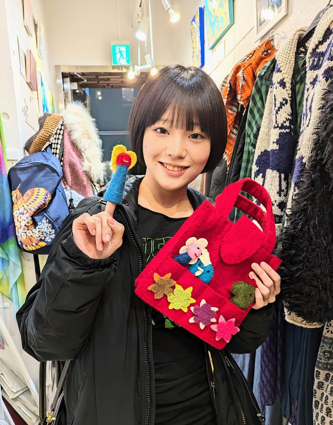 平井富子さんのインスタグラム写真 - (平井富子Instagram)「可愛い女子登場！  都内からユミコちゃんがご来店〜  大学３年生で、社会学の勉強を、、奥の深い学問ですね！就職、語学トークで盛り上がり〜  指人形が付いたフェルトのバッグを気に入って頂きました。 色合いがとても可愛い〜  このバッグを持って就職活動、頑張ってくださーい！」12月8日 21時09分 - enchantewithd