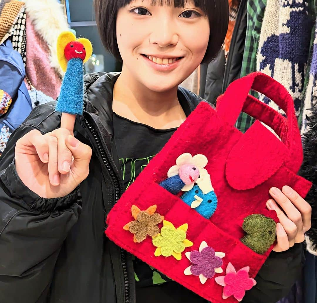 平井富子さんのインスタグラム写真 - (平井富子Instagram)「可愛い女子登場！  都内からユミコちゃんがご来店〜  大学３年生で、社会学の勉強を、、奥の深い学問ですね！就職、語学トークで盛り上がり〜  指人形が付いたフェルトのバッグを気に入って頂きました。 色合いがとても可愛い〜  このバッグを持って就職活動、頑張ってくださーい！」12月8日 21時09分 - enchantewithd