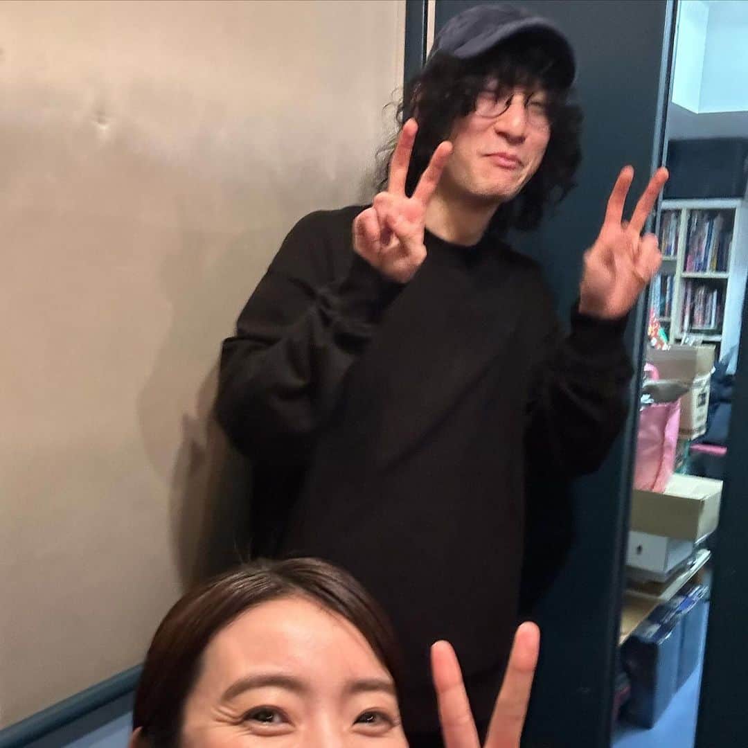 清浦夏実さんのインスタグラム写真 - (清浦夏実Instagram)「レコーディング3日目。この日はやぎぬま曲のギター録り。  1月のTWEEDEES@ビルボードぶりのくろちゃん。30歳になり、新しく買った大人っぽい音色のギターを使いたくて仕方がない様子ではあったものの、満場一致でいつものギターに。ライブで自分の左側から聴こえる音なので「コレコレ」と安心します。カッコいい演奏をしてくれました。聴きどころいっぱいです。  別日になってしまったけれど、ベースののぶさんとくろちゃんは同級生ということもあり、気心知れた素敵な関係。それぞれの人生が一曲に重なり交差しているのもなんかいい。  今回のソロアルバム制作は、おなじみなメンバーと、初めましての皆さんとが非常に良いバランスで、安心感を持ちながら挑戦が出来ている気がしています。楽しいです。充実した期間を過ごせています。  ご機嫌な曲になってきました。やぎも赤井さんもありがとうございました。  つづく！  #清浦夏実 #やぎぬまかな #qurosawa #アルバム #album #レコーディング #recording #ギター #guiter #30代 #大人 #決意 #心意気 #伝わった #だがしかし #そうはさせない #楽しかった #ありがとうございました」12月8日 21時02分 - kiyo_723