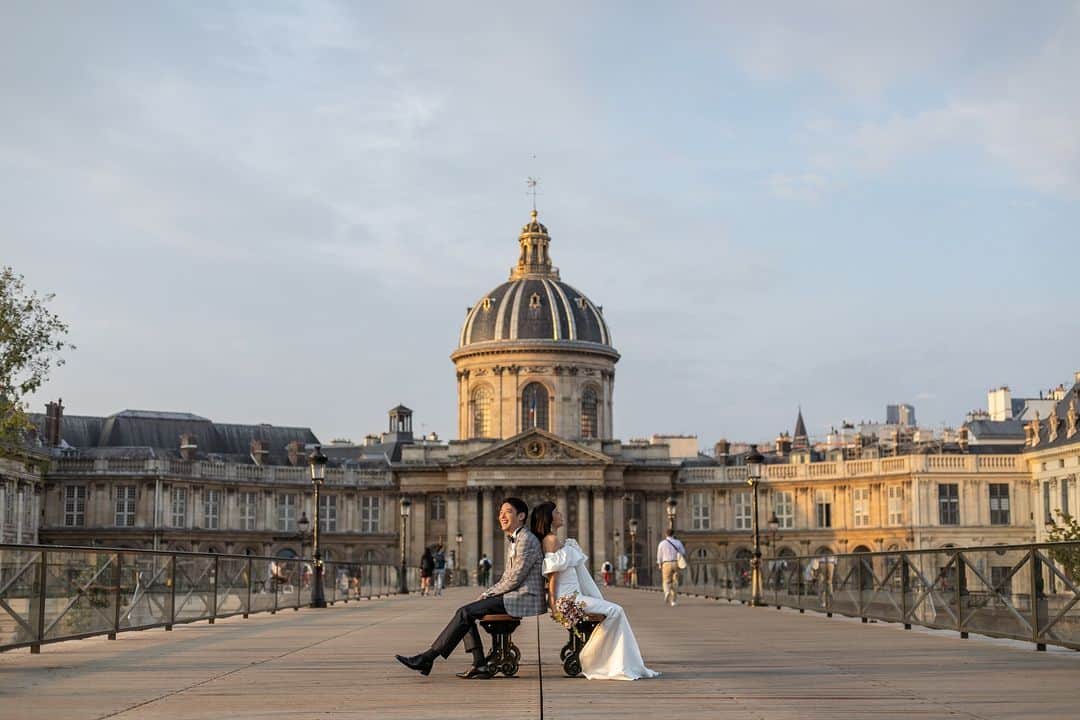 ラヴィ•ファクトリーのインスタグラム：「. Wherever you love, with loved one. Every single photo connects us to many lives.  —————— @paris_laviephotography  Photographer: @s.a.o.r.i_photography  AREA:PARIS #ラヴィファクトリーパリ #パリ ——————  @laviefactory #laviefactory #ラヴィファクトリー   家族写真>>> @laviecouleur_official  . #wedding #weddingphotography  #結婚写真 #ウェディング #ウェディングフォト #ロケーションフォト #前撮り #フォトウェディング #ヨーロッパ前撮り #パリ前撮り」