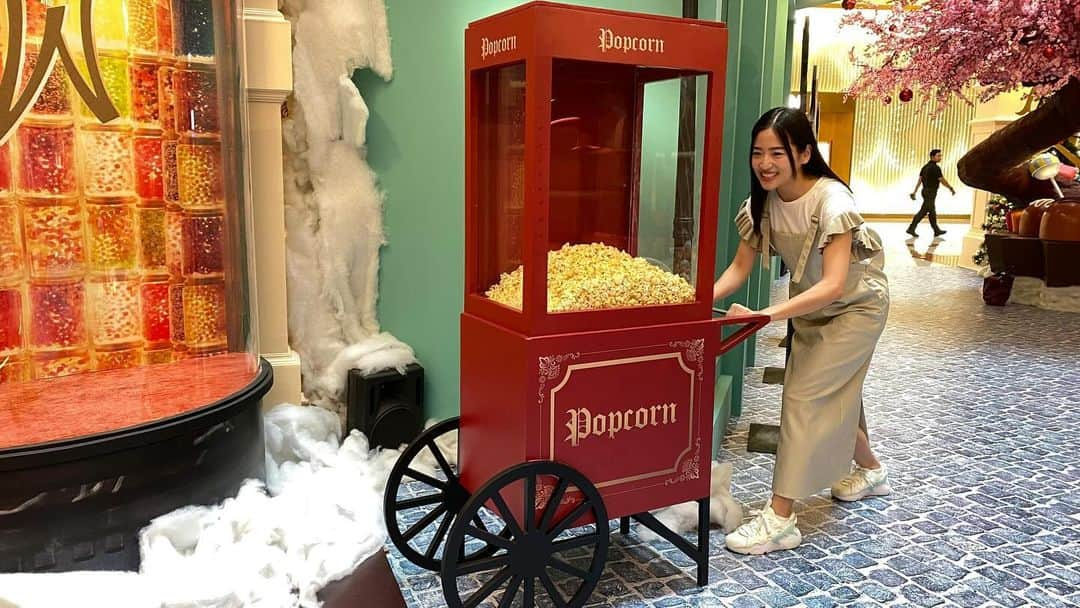 仲川遥香さんのインスタグラム写真 - (仲川遥香Instagram)「Siapa yang mau popcorn 🍿？  #indonesia #jakarta #popcorn #wonka #ジャカルタ生活 #ポップコーン #仲川遥香」12月8日 21時04分 - haruuuu_chan