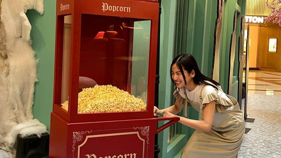 仲川遥香さんのインスタグラム写真 - (仲川遥香Instagram)「Siapa yang mau popcorn 🍿？  #indonesia #jakarta #popcorn #wonka #ジャカルタ生活 #ポップコーン #仲川遥香」12月8日 21時04分 - haruuuu_chan