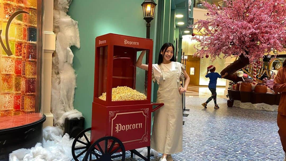 仲川遥香のインスタグラム：「Siapa yang mau popcorn 🍿？  #indonesia #jakarta #popcorn #wonka #ジャカルタ生活 #ポップコーン #仲川遥香」