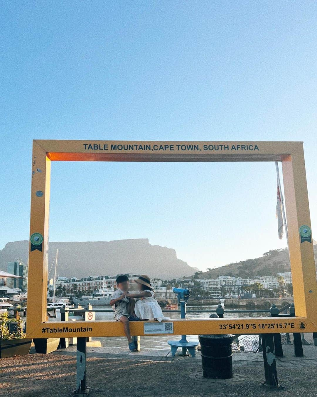 Remiさんのインスタグラム写真 - (RemiInstagram)「waterfront life in Capetown🍷 南アフリカの治安について。 これから行かれる方や興味のある方からたくさん質問をいただきました。 私が14年前に来た時と大きくは変わっていない印象ですが、気をつけていれば問題なく楽しめる場所です。 ケープタウンはエリアによって治安も大きく異なるので、ホテル選びも大事。周辺環境やアクセスをしっかり選んでショッピングモール隣接する大型ホテルにしました🏨 テーブルベイホテルに隣接するV&A Waterfrontはショッピング・観光・グルメだけでなく、子供たちが遊べる公園、ツアーバスの発着地としても利用できるランドマーク🎡  海辺のレストランでケープワインをいただいたり、テーブルマウンテンのフォトスポットに行ったりとケープタウンの魅力がぎゅっと詰まって、ふらっとホテルから散策して楽しめました！ 観光客向けのお店やレストランは観光価格だけど、フードコートやスーパーはお手頃でした🍔 特にタクシーが安いので移動はタクシーやUber,Boltがオススメ🚕  ———— 📍Capetown,SouthAfrica🇿🇦 🍷 V&A Waterfront @waterfrontcapetown  🗓 2023.11.26-29  世界一周日記はアメブロ& @hh.channel2023 にて🎬  #vawaterfront #テーブルベイホテル #南アフリカ #ケープタウン #子連れアフリカ #子連れ旅行 #子連れ世界一周 #世界一周中 #世界一周旅行 #Capetown #SouthAfrica #🇿🇦#worldroundtrip #remi_world2023」12月9日 21時00分 - remi_912