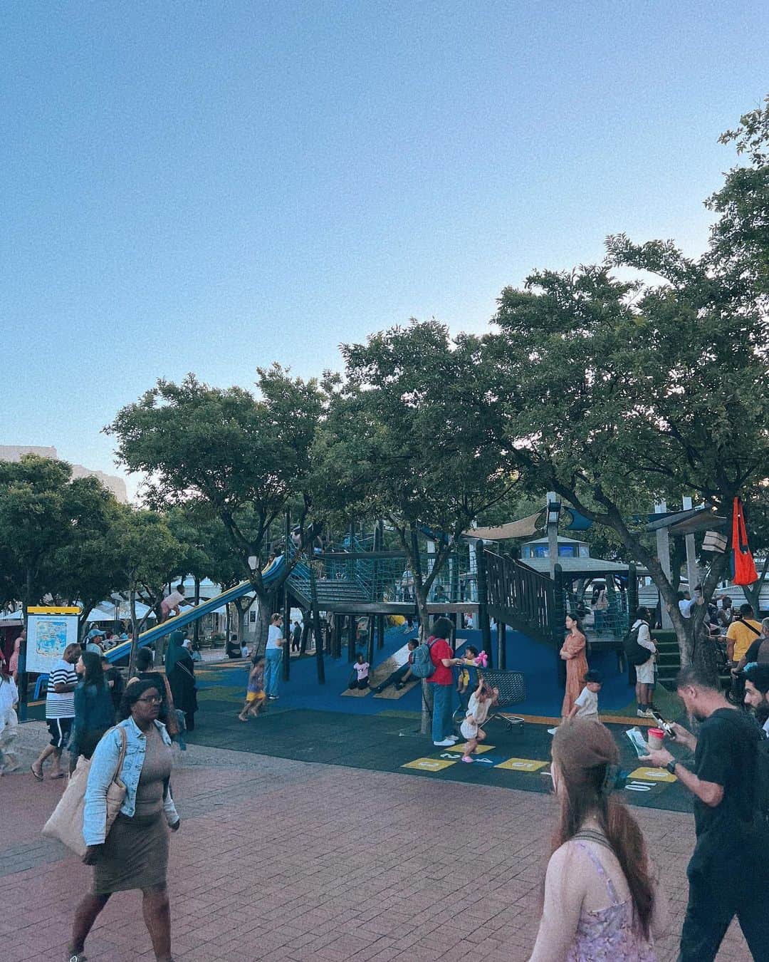 Remiさんのインスタグラム写真 - (RemiInstagram)「waterfront life in Capetown🍷 南アフリカの治安について。 これから行かれる方や興味のある方からたくさん質問をいただきました。 私が14年前に来た時と大きくは変わっていない印象ですが、気をつけていれば問題なく楽しめる場所です。 ケープタウンはエリアによって治安も大きく異なるので、ホテル選びも大事。周辺環境やアクセスをしっかり選んでショッピングモール隣接する大型ホテルにしました🏨 テーブルベイホテルに隣接するV&A Waterfrontはショッピング・観光・グルメだけでなく、子供たちが遊べる公園、ツアーバスの発着地としても利用できるランドマーク🎡  海辺のレストランでケープワインをいただいたり、テーブルマウンテンのフォトスポットに行ったりとケープタウンの魅力がぎゅっと詰まって、ふらっとホテルから散策して楽しめました！ 観光客向けのお店やレストランは観光価格だけど、フードコートやスーパーはお手頃でした🍔 特にタクシーが安いので移動はタクシーやUber,Boltがオススメ🚕  ———— 📍Capetown,SouthAfrica🇿🇦 🍷 V&A Waterfront @waterfrontcapetown  🗓 2023.11.26-29  世界一周日記はアメブロ& @hh.channel2023 にて🎬  #vawaterfront #テーブルベイホテル #南アフリカ #ケープタウン #子連れアフリカ #子連れ旅行 #子連れ世界一周 #世界一周中 #世界一周旅行 #Capetown #SouthAfrica #🇿🇦#worldroundtrip #remi_world2023」12月9日 21時00分 - remi_912