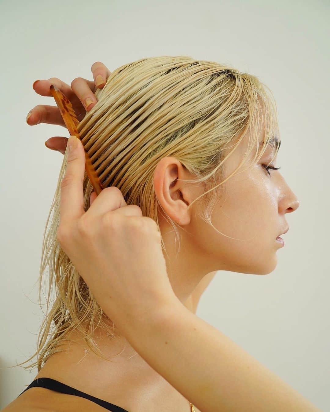 BALLOON HAIRさんのインスタグラム写真 - (BALLOON HAIRInstagram)「@olsen_dba_balloonhair   丁寧なヘアケアで、 ハイトーンも長く美しく。  "Careful care leads to beauty."」12月8日 21時05分 - olsen_dba_balloonhair