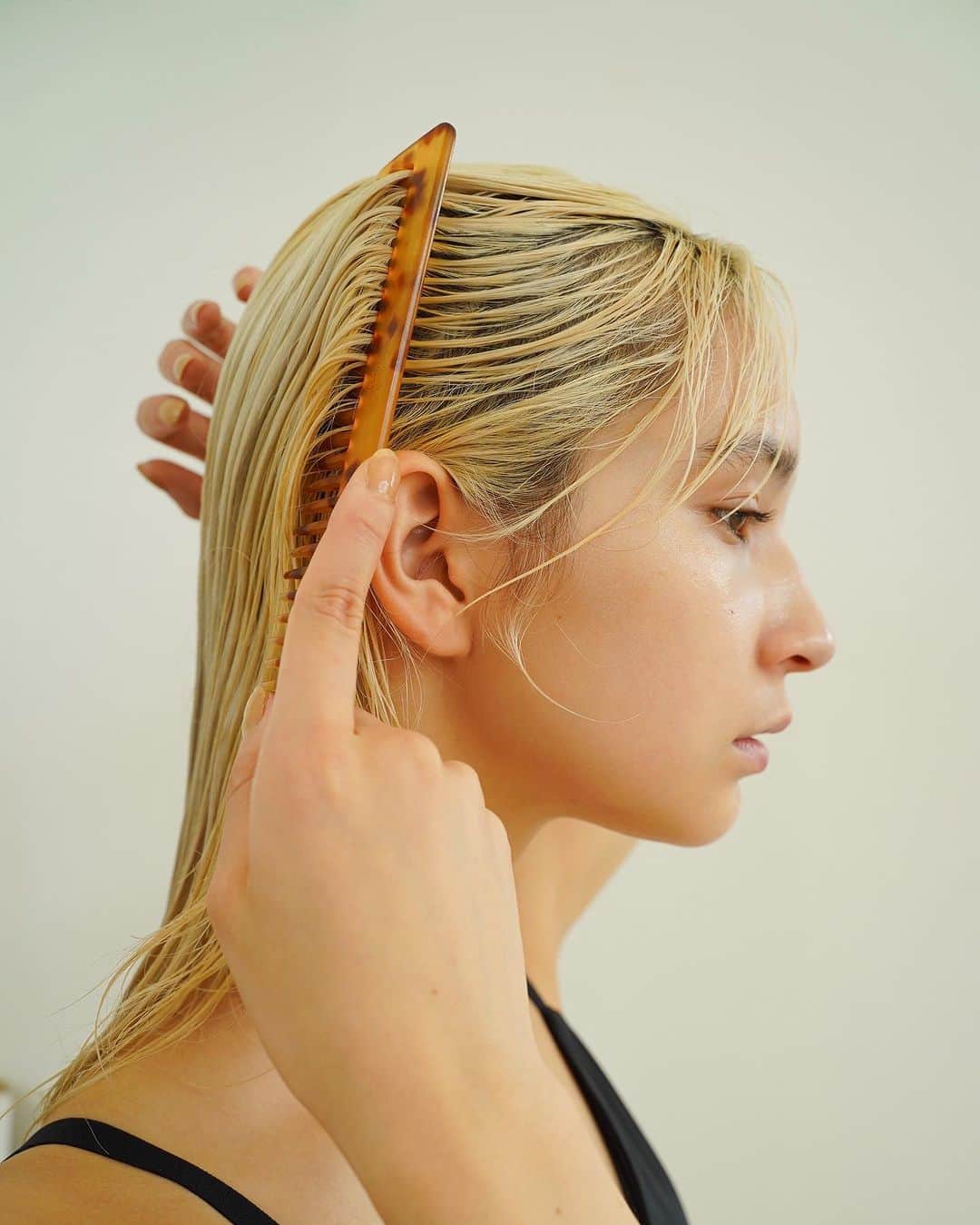 BALLOON HAIRさんのインスタグラム写真 - (BALLOON HAIRInstagram)「@olsen_dba_balloonhair   丁寧なヘアケアで、 ハイトーンも長く美しく。  "Careful care leads to beauty."」12月8日 21時05分 - olsen_dba_balloonhair