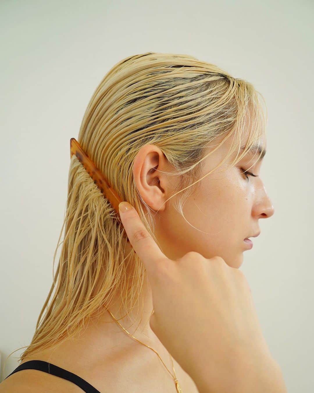 BALLOON HAIRさんのインスタグラム写真 - (BALLOON HAIRInstagram)「@olsen_dba_balloonhair   丁寧なヘアケアで、 ハイトーンも長く美しく。  "Careful care leads to beauty."」12月8日 21時05分 - olsen_dba_balloonhair