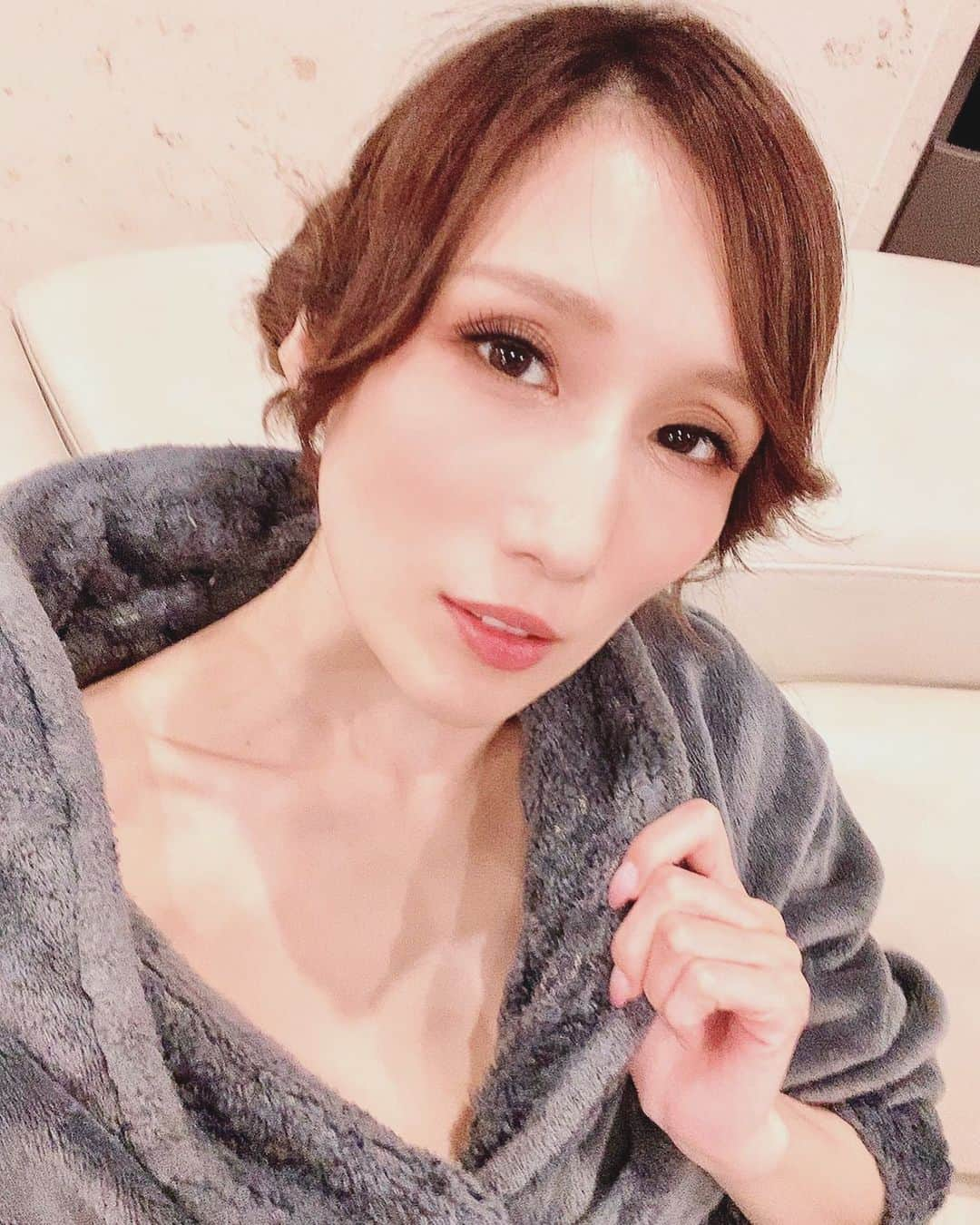 JULIAのインスタグラム：「☆ イベント前に身体を整えていました♪  タイトなニットワンピだったので 服の上からでもスタイルが分かるように、施術してもらったよ☆  バストの膨らみが分かるように、 クビレもより分かるように、 ヒップラインも上向きになるように、 そして 目も開きやすく、　 噛み締めも緩和してもらい、 腕や首の負担もラクになりました☆  イベントでは、 スタイルも含めみんながめちゃくちゃ褒めてくれたから嬉しかったな♪  仕事での疲れもとってもらって、 イベントで魅せれる身体に仕上げてもらって嬉しい♡」