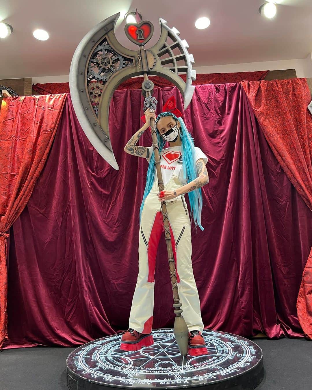 ナカオエリコのインスタグラム：「葬送のエリコ🛡️  「お前の前にいるのは、千年以上生きた魔法使いだ。」  #葬送のエリコ #武器屋」