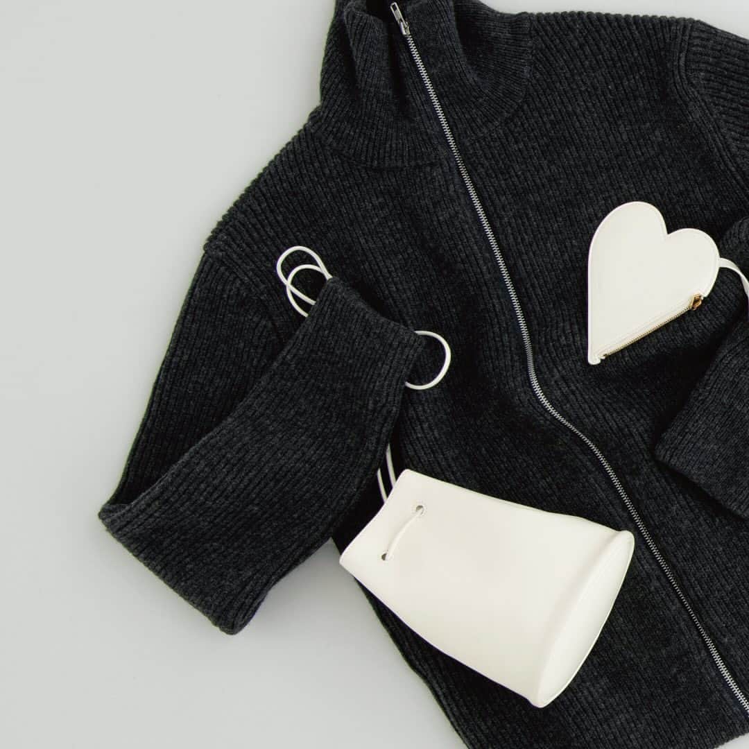 のインスタグラム：「〈HOLIDAY GIFT 2023〉  P.2 ZIP UP PULLOVER Edition 51-02-34-02003 / ¥41,800 (tax in)  P.3 BAG JIL SANDER 53-03-32-03019 / ¥107,800 (tax in)  #jilsander #fw23 #edition_holidaygift2033 #edition_jp #tomorrowland_jp」