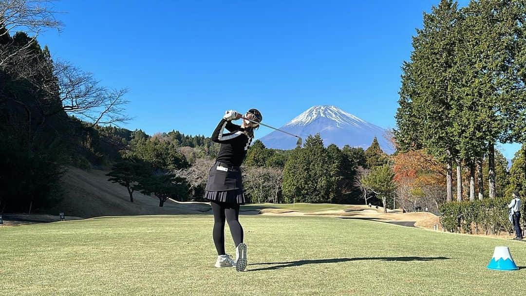 楠本彩乃 さんのインスタグラム写真 - (楠本彩乃 Instagram)「. TWGTをもって今年の試合終わりました☺️ 今年もたくさんの応援とサポートありがとうございました！ みなさんのおかげでゴルフのモチベーションも上がりますし まだまだ強くなりたいと感じられました💪 そしてTWGTではサポーター登録してくださった7名の方 ほんとありがとうございました🥺💖 36.40.76 37位T 結果がすべてですが、メンバーにも恵まれ、 たくさんの方の前でプレーできて幸せでした☺️ いいショットも悪いショットもお見せしましたが オフでまたレベルアップできるよう頑張ります💪 . #twgt #４枚目どんだけオーバーしてんの？ #けど朝一から最高なアプローチできた #そして後半どうした？」12月8日 21時10分 - ayagolf_14