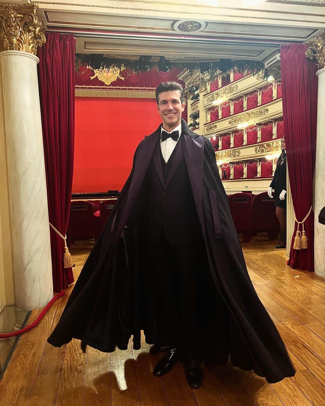 ロベルト・ボッレさんのインスタグラム写真 - (ロベルト・ボッレInstagram)「Fun and beautiful night last night for the opening of La Scala’s new season with Verdi Don Carlo.   Thank you @dolcegabbana for the glamorous outfit (and the dramatic cape. Love it!) ❤️」12月8日 21時14分 - robertobolle