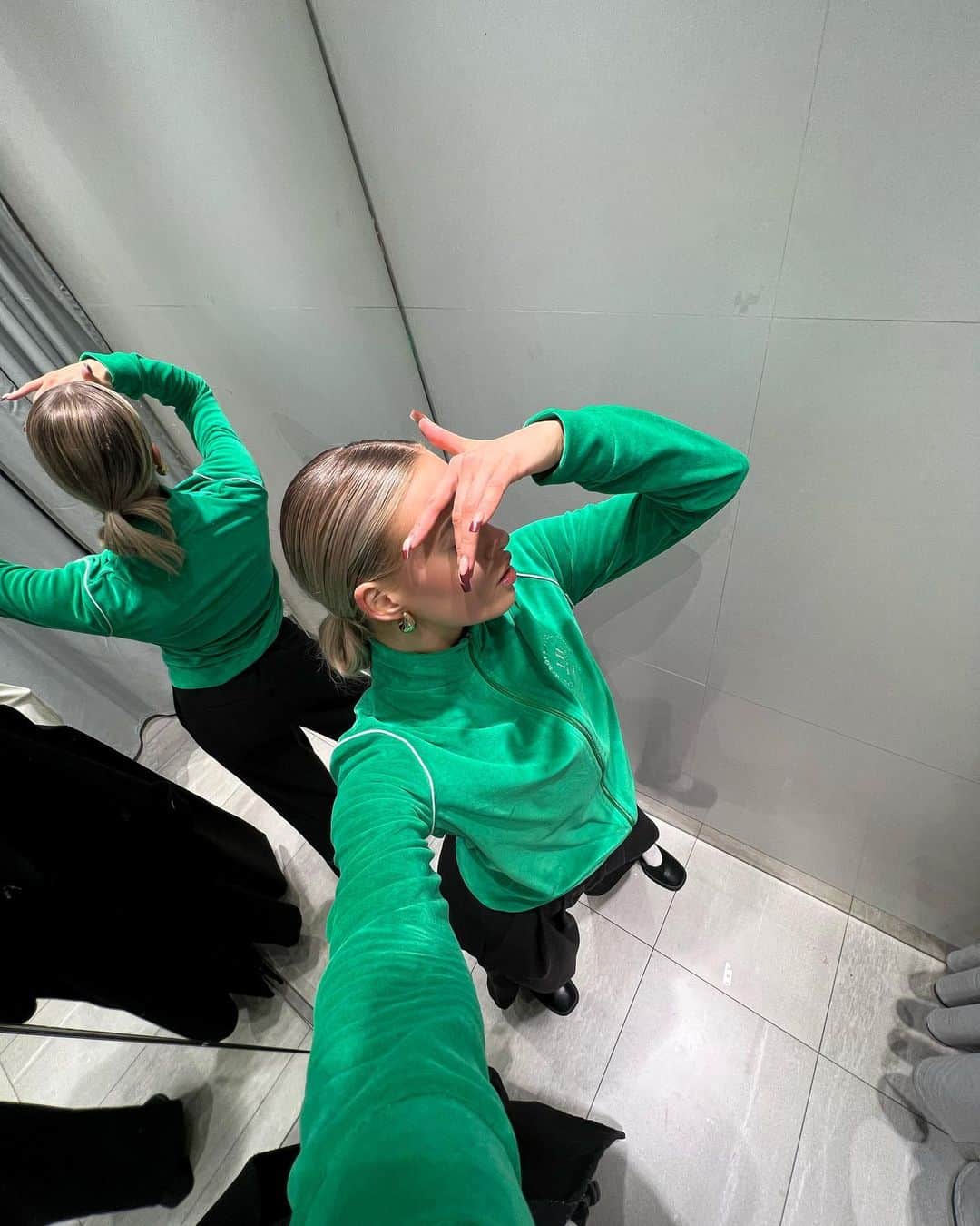 LOCAL HEROESのインスタグラム：「me x 0,5 = the best pic 🎱 / Rich Green Velour Zip Up」