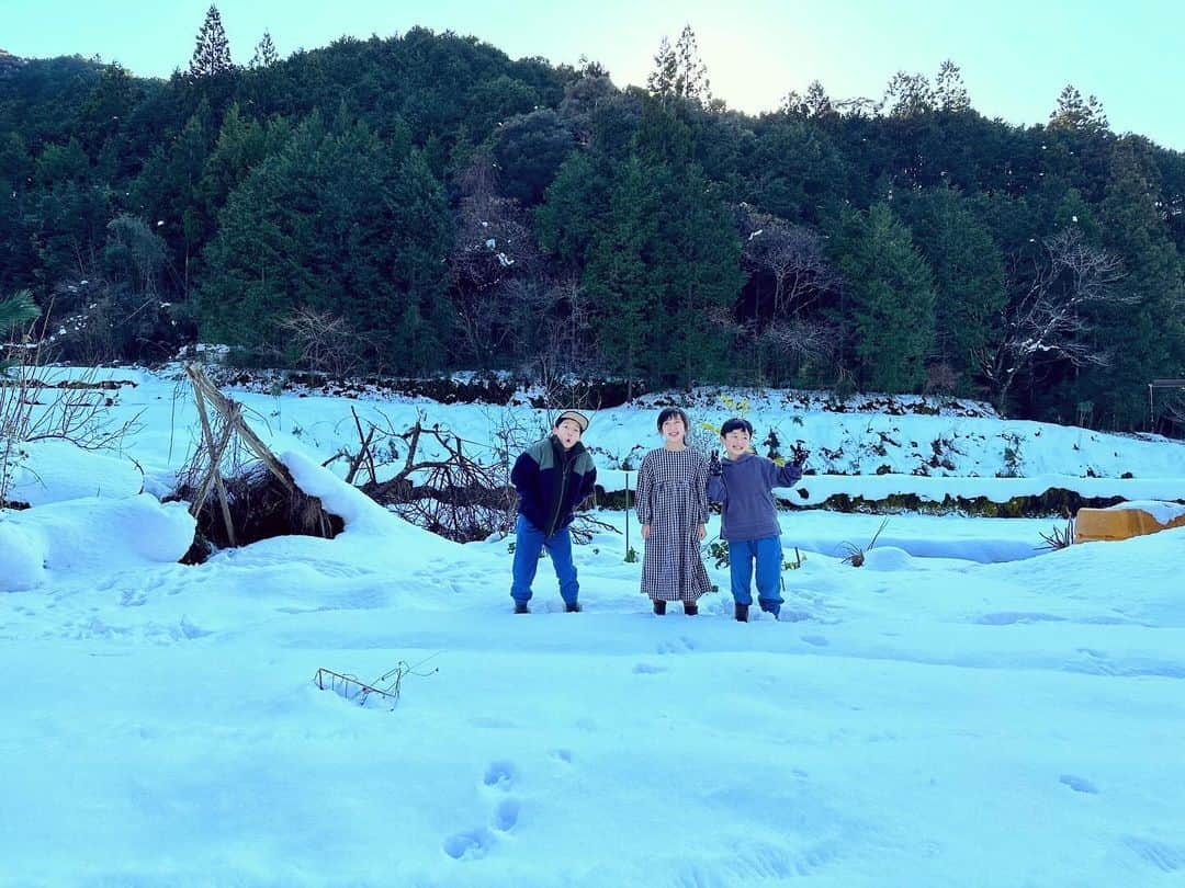 穴吹愛美のインスタグラム：「。 去年 たまたま経験した 大雪体験。。  今年も 雪体験したいなー と思っている 我が家も気になっている キャンペーンが。。  NSDキッズプログラム。。  小学生以下を 対象に 群馬県・長野県・新潟県・宮城県・岐阜県・滋賀県の 12スキー場が 1,500円で シーズン中 ずっと滑り放題となる キャンペーンです。。  しかもリフト券は、 お子様の顔写真が 入るポケモンデザインの かわいいICカードタイプ。。  初めての スキーデビューや 雪遊びなど 家族で ウィンタースポーツを 楽しめます。。  かかる費用は お申し込み時に カード発行手数料1500円だけ。。 通常のリフト券の 料金を考えれば 1回行くだけでも 十分お得になります。。  お申込みは先着5万名、 12/15までです。。 ご興味ある方は ストーリーズ ハイライトに 詳細置いておきます。。  この機会に ご家族で 雪山デビューを。。  #お得情報 #お得情報速報 #コスパ旅 #コスパ旅行 #スキー場 #リフト券 #nsdキッズプログラム #つがいけマウンテンリゾート #菅平高原スノーリゾート #竜王スキーパーク #八方尾根スキー場 #鹿島槍スキー場ファミリーパーク」