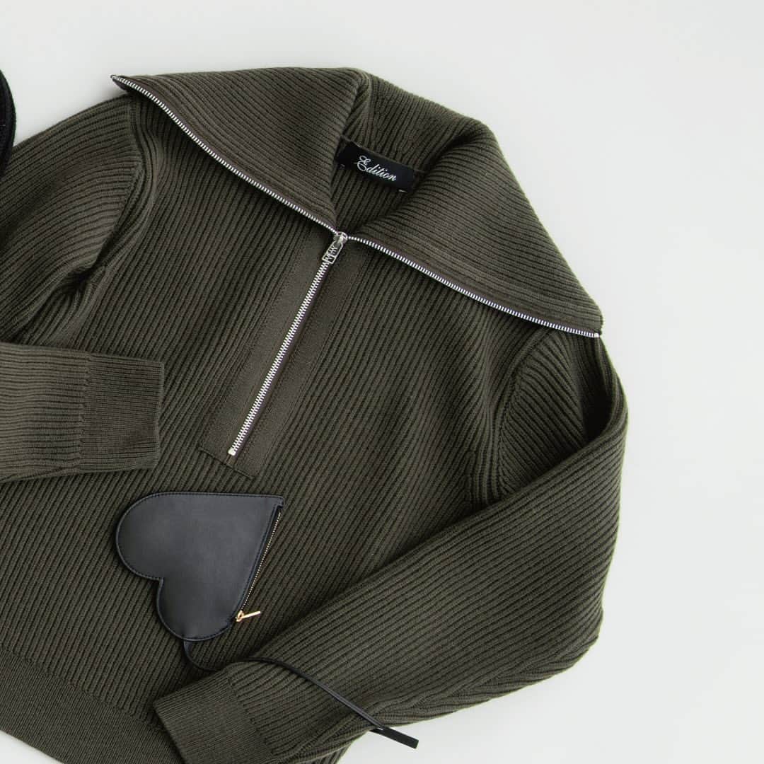 のインスタグラム：「〈HOLIDAY GIFT 2023〉  P.2 ZIP UP PULLOVER Edition 34-02-34-02018 / ¥33,000 (tax in)  P.3 POUCH JIL SANDER 93-03-35-03008 / ¥63,800 (tax in)  #jilsander #fw23 #edition_holidaygift2033 #edition_jp #tomorrowland_jp」