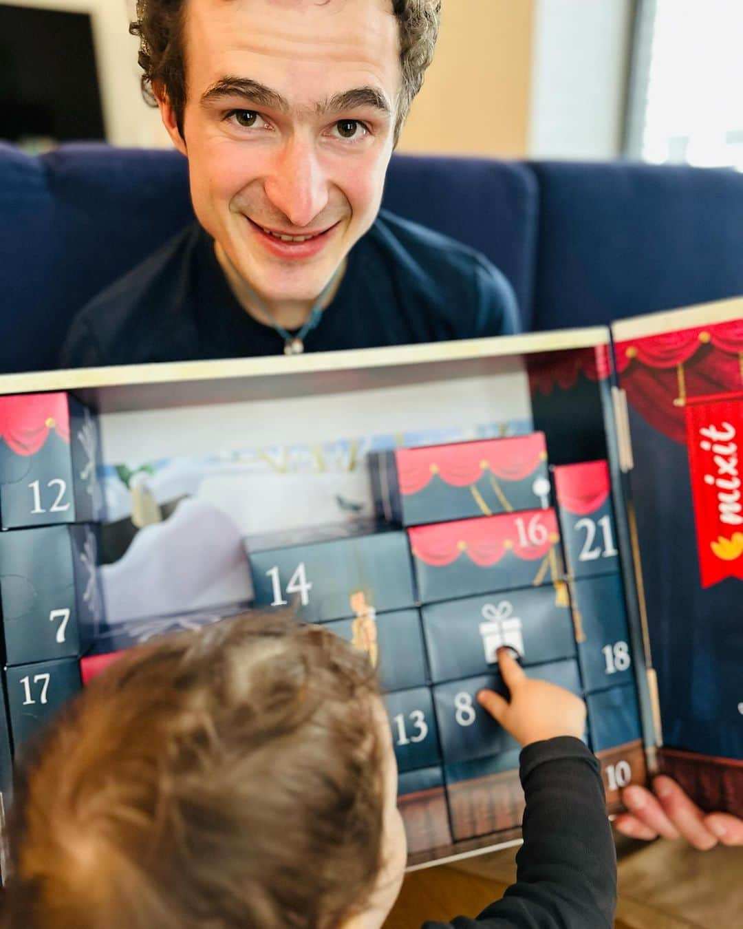 アダム・オンドラさんのインスタグラム写真 - (アダム・オンドラInstagram)「Me and my wife @ivaondra (who took these nice photos) are enjoying the big @mix.it Advent Calendar with our little Hugo for the second year 🎄 This time, it’s beautiful work again, and you can even build a mini house with stickers and cute equipment. I’m just eagerly awaiting some windows and stickers with climbers and rocks 🙂   CZ:   Už druhý rok se s manželkou @ivaondra (která fotila tyhle parádní fotky) a naším malým Hugem těšíme na otevírání okének z velkého Mixit Adventního kalendáře 👉 link je v BIO profilu. 🎄 Letos je to zase krása a dokonce si z něho můžete postavit i mini domeček včetně vybavení pomocí přiložených samolepek. Jen netrpělivě vyhlížím nějaká okénka a samolepky s lezci a skalami 🙂 A mrkněte také na další dobroty, zobání a mlsání, ať se můžete společně taky radovat ❤️ Na túře, na skalách, nebo doma při sledování pohádek.   Photos by @ivaondra   #adamondra #ivaondra #AO #mixit #mujmixit #lezec #advent #lezec #mixitadventnikalendar #adventnikalendar #advent #vanoce」12月8日 21時27分 - adam.ondra