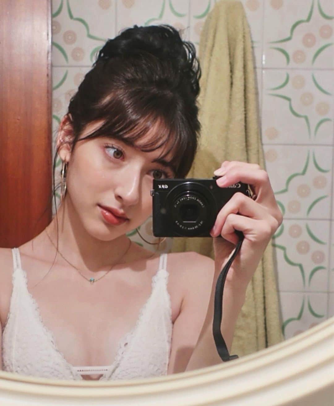 LINA（吉村リナ）のインスタグラム：「自分に、嘘はつけない。  どうしたいかが分からくなったときは、 どうしたくないかを考える。  何を大切にしたいのか忘れてしまったときは、 何を失いたくないのかを思い出す。  迷子になっているように見えて、 実はすべての答えが自分の中にある。  でも、その答えと向き合ったらきっと何かしらインパクトのある変化が人生に起こるから、 本当はアップグレードしたいと思っているはずなのに、そこに伴う変化を恐れて、 私たちは「慣れている道」を選びやすい。  でもね、 せっかくこの限られた時の中での人生物語を 生きているのだから、  もっと自分の心身が安心して心地よく存在できて、違和感なくしっくりくる生き方を、  毎日、選んでいこう🤝💫✨  𝘋𝘢𝘪𝘫𝘰𝘣𝘶, 𝘐 𝘬𝘯𝘰𝘸 𝘺𝘰𝘶 𝘤𝘢𝘯 𝘥𝘰 𝘪𝘵.  ・ ・  𝗣𝗦.  𝙎𝙤𝙪𝙡𝙛𝙪𝙡 𝘽𝙡𝙤𝙜 𝙇𝙚𝙩𝙩𝙚𝙧 今日のボイスメッセージ💌🗣️ ［あなたオリジナルのやり方で良いんだよ。30分間の瞑想でリマインドされた４つのメッセージ｜ #𝟣𝟨𝟦 𝖫𝖾𝗍𝗍𝖾𝗋♡］  #ソウルフルブログレター  #soulfulblogletter #未来リナ#linamirai」