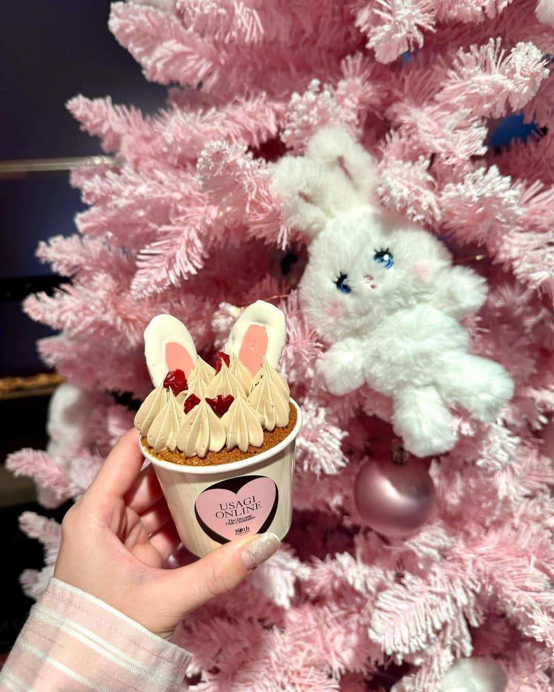 千葉由佳（ちばゆか）さんのインスタグラム写真 - (千葉由佳（ちばゆか）Instagram)「. 🐰🍓🧁  USAGI ONLINE10周年イベントのクリスマスパーティーのレセプションに邪魔しました🩷  可愛いスイーツやに10周年記念アイテムなど可愛かった🎀  イベントは日曜日まで💒 @usagionline」12月8日 21時21分 - chibayuka