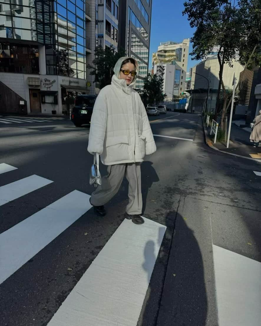 所谷舞のインスタグラム：「@freaksstore_official ❄️3coordinate🧣  1.真っ白ダウンをメインに☃️ 最近寒くて沢山着てる🤤  2.珍しくロングスカート クリスマスなカラーが気に入ってる🎄🎅  3.鮮やかな水色で差し色にぴったりだ🐬  #PR #freaksstore #フリークスストア」