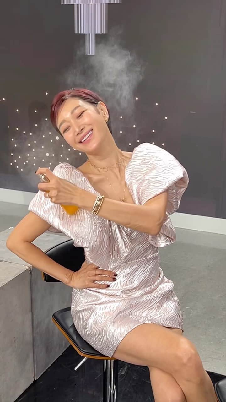 ピョン･ジョンスのインスタグラム：「울 남편은 두명의 여자와 산다 ! 나 같으면 못산다 ! 넘 다르잖여!!!!😝😝😝😝😝😝  어떨때 보면 넘 개구지고 철 없는거 같은데  아!또 이리보면 섹쉬하단 말야!!!!🤔 정수는 달바 뿌릴때 제일 섹쉬하네 ! 🤣🤣🤣🤣🤣🤣🤣 GS 홈 9:40 pm 달바여신 만나러와요!!! 오늘 나 꼭 봐야혀 !! 오빠 보고싶지?????」