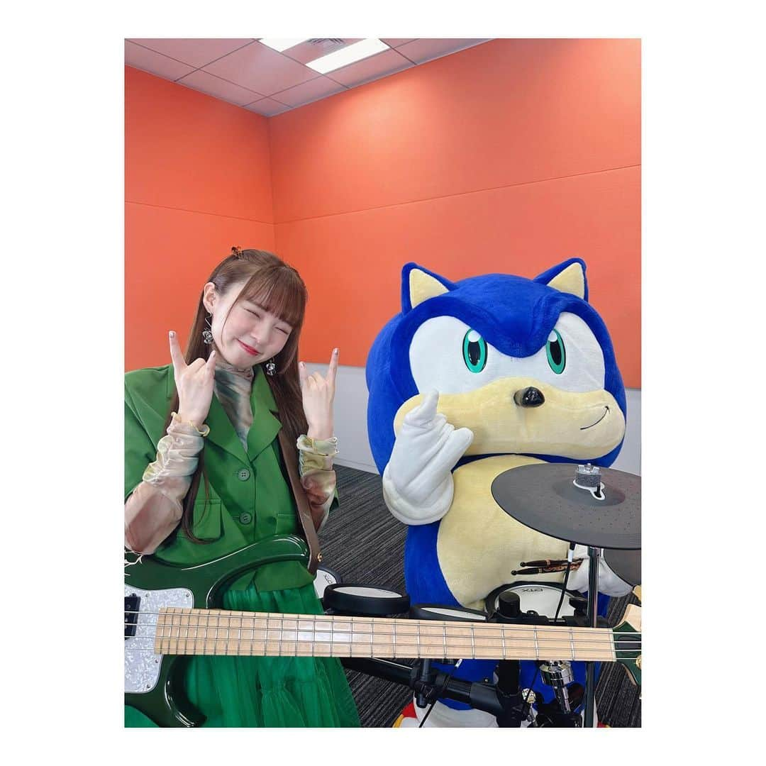 MINAさんのインスタグラム写真 - (MINAInstagram)「Collaborated with sonic☺️💙 I've come to love sonic more✨ There is still a video, so I will upload it again🥳 . SONICとのコラボ楽しかったなぁ、、🥹 記念撮影📸 動画あと何本かアップしますので、 楽しみにしててくれたら嬉しいです＾＾💙 #セガ さん #ソニック #sega さん #SONIC」12月8日 21時24分 - mina_gf_band