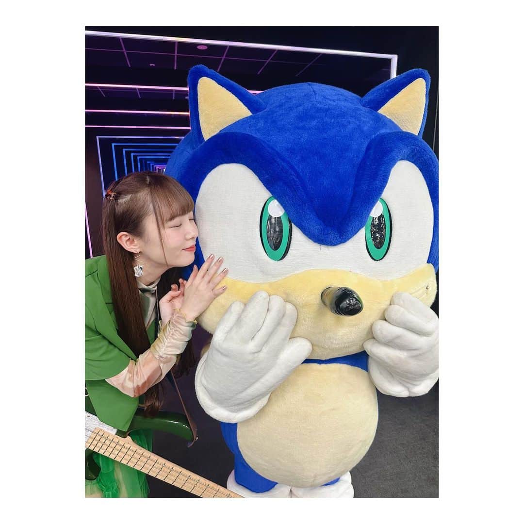 MINAさんのインスタグラム写真 - (MINAInstagram)「Collaborated with sonic☺️💙 I've come to love sonic more✨ There is still a video, so I will upload it again🥳 . SONICとのコラボ楽しかったなぁ、、🥹 記念撮影📸 動画あと何本かアップしますので、 楽しみにしててくれたら嬉しいです＾＾💙 #セガ さん #ソニック #sega さん #SONIC」12月8日 21時24分 - mina_gf_band