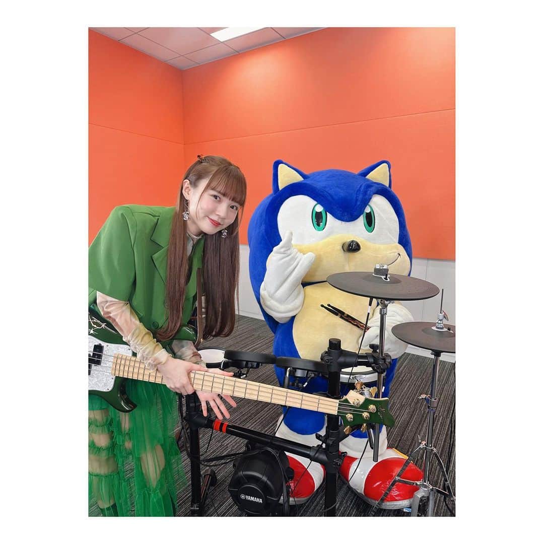 MINAさんのインスタグラム写真 - (MINAInstagram)「Collaborated with sonic☺️💙 I've come to love sonic more✨ There is still a video, so I will upload it again🥳 . SONICとのコラボ楽しかったなぁ、、🥹 記念撮影📸 動画あと何本かアップしますので、 楽しみにしててくれたら嬉しいです＾＾💙 #セガ さん #ソニック #sega さん #SONIC」12月8日 21時24分 - mina_gf_band