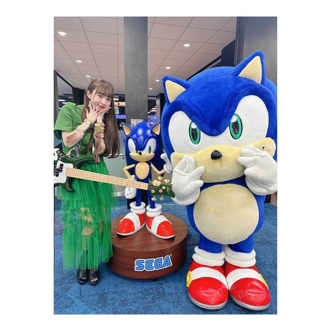 MINAのインスタグラム：「Collaborated with sonic☺️💙 I've come to love sonic more✨ There is still a video, so I will upload it again🥳 . SONICとのコラボ楽しかったなぁ、、🥹 記念撮影📸 動画あと何本かアップしますので、 楽しみにしててくれたら嬉しいです＾＾💙 #セガ さん #ソニック #sega さん #SONIC」