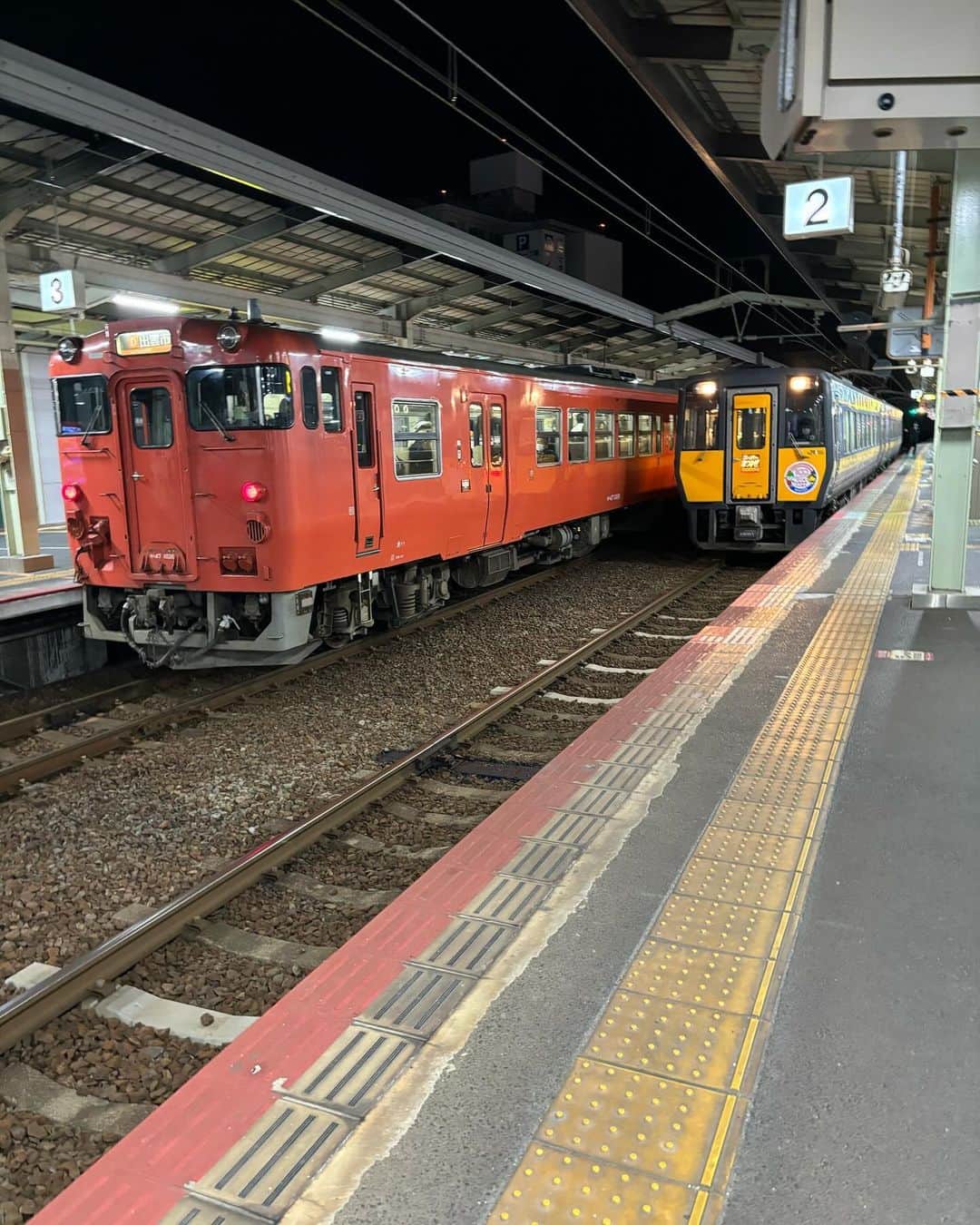 吉川正洋のインスタグラム：「キハ47とスーパーまつかぜを眺める松江の夜です  #おやすみトレイン」