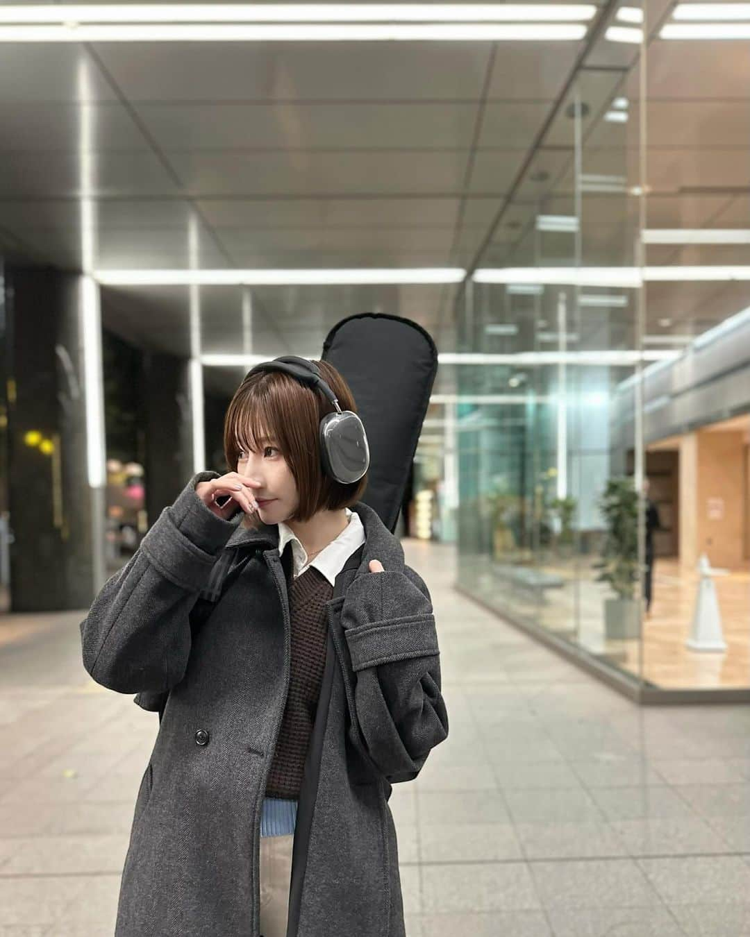 山内あいなさんのインスタグラム写真 - (山内あいなInstagram)「リハな日🎧  @n_with_official のロングコート合わせやすくてたくさん着てます🩶  サイサイ再始動まで20日！」12月8日 21時24分 - ainayamauchi3131