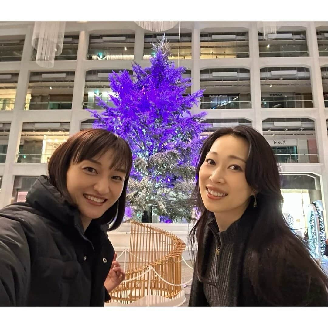 海隼人（有馬佐織）さんのインスタグラム写真 - (海隼人（有馬佐織）Instagram)「@mizuki.m_mizuha  とご飯の後に、 毎年恒例でここ数年毎年会いに行っていKITTEのXmas tree🎄✨に、今年も会いに行って来た😆❣️  #毎年恒例 #目の保養 #綺麗なものが好き  #テンション上がる  #xmas #christmas #xmastree #christmastree  #🎄#snow  #tokyo#kitte#丸の内 #イルミネーション #simpleisthebest #2023#december  #winter#japan  #happy #smile #😆#❤️ #元宝塚#宝塚og #瑞羽奏都 #海隼人  #」12月8日 21時35分 - saorimahalo