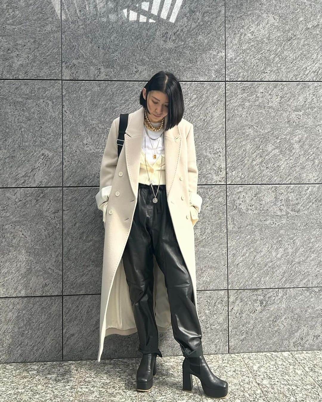 白幡啓のインスタグラム：「coatstyle 今期リアルに購入したのは、 このメリノウールを使用したダブルブレステッドロングコート🧥❤️ 同じ素材の大判のストールと共に大活躍中😍 淡いベージュもなんとも上品な佇まいです。 このフルレングスあるコートはなかなか見ないアイテムよね。 普段にもパーティーにも着て行ってます❤️  ここいち（カレーじゃないよ）コート🧥 皆さんはどんなのを着ていますか？？」