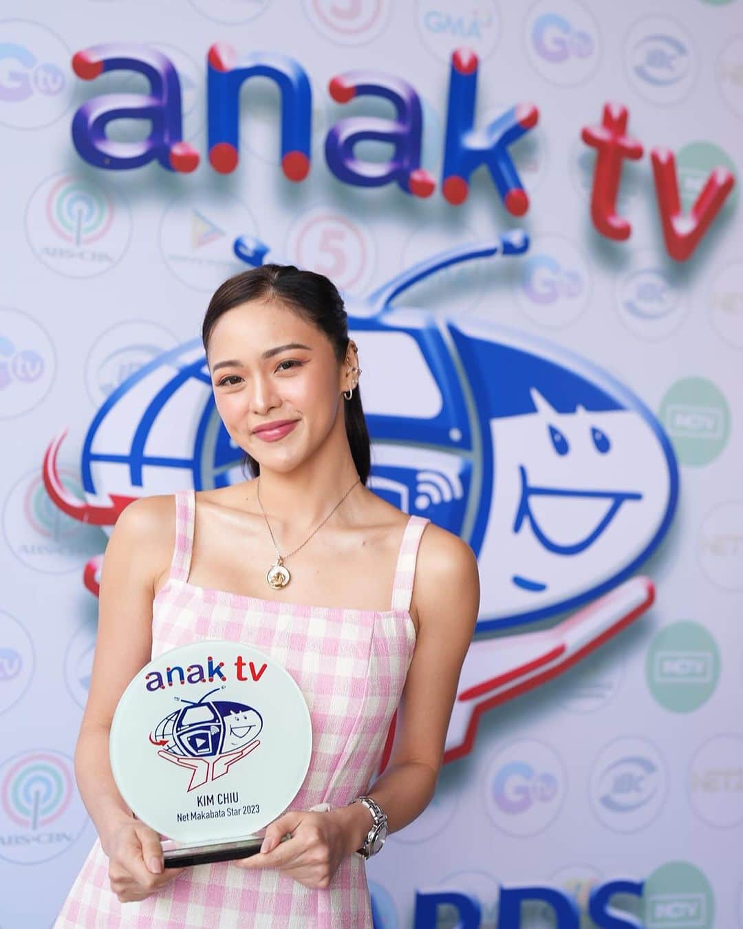 Kim Chiuさんのインスタグラム写真 - (Kim ChiuInstagram)「Maraming maraming salamat po sa lahat ng bumubuo ng #AnakTVawards2023 para sa karangalang ito.🩷🙏🏻☺️  Congratulations tyang @amypcastillo ate @anakarylle ate @annecurtissmith @itsshowtimena and @asapofficial fam and sa lahat po ng mga nanalo.☺️✨✨✨」12月8日 21時28分 - chinitaprincess