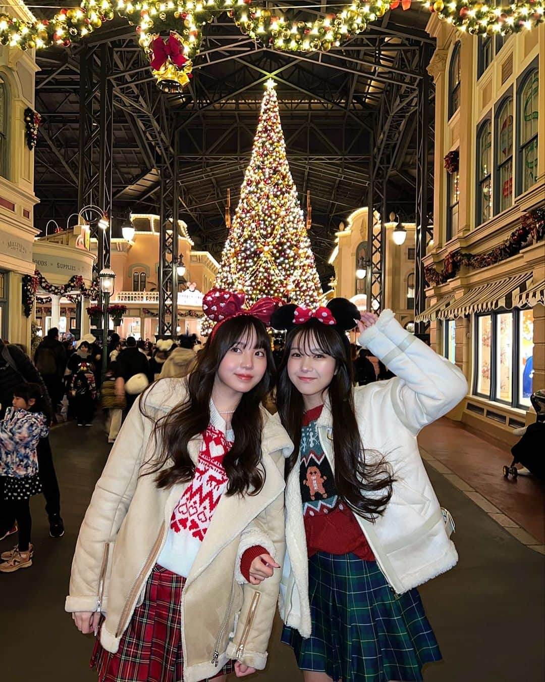 麻美のインスタグラム：「Xmas🎄Disney ． クリスマスコーデ🤶 ． #lovedaughter  #daughter  #sister  #christmas  #disney」