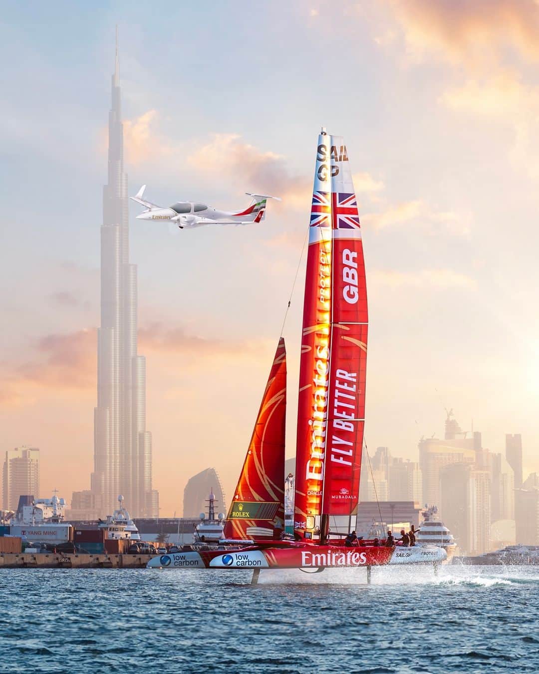 エミレーツ航空のインスタグラム：「The ultimate flying crossover! ⛵️🛫  Ahead of this weekend’s Emirates Dubai Sail Grand Prix, @EmiratesFlightTraining came out to greet @emiratesgbrsailgp and wish them luck in signature style.  @SailGP #Emirates #FlyBetter」