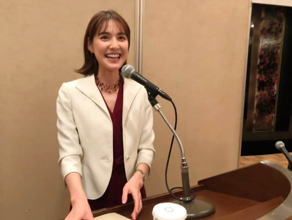 佐藤由季さんのインスタグラム写真 - (佐藤由季Instagram)「今日は企業様の 年末パーティー司会でした🎤 ものまね芸人さんがいらしたり、 抽選会の盛り上げ達人も登場したり(笑) 他のところで司会していたことを 覚えて下さっている方がいらしたり、 まさかのお客様の中に大学時代の 後輩がいたり😳🫣🥴 様々な出会いもあって 色々な会社の雰囲気も感じられて 楽しいお仕事のひとつです😊 12月は忘年会やパーティー司会が多いので 引き続き楽しみながら頑張ります🎤  ちなみに写真はリハーサルの時に マネージャーに撮ってもらいましたが、 真面目な写真を撮るまでの絶妙な過程まで 撮ってくれていたので🤣 そのまま載せておきます🤭  #司会  #フリーアナウンサー  #佐藤由季  #シャンデリアが素敵な会場でした ✨ #私も笑いをとりにいく勇気を持たなければなぁ 笑 #彩豊かなお弁当 🍱からの実はデザートまで頂いてしまった🤭 #お優しい社員の皆さんにも感謝でした 🙏」12月8日 21時33分 - yukisato0710