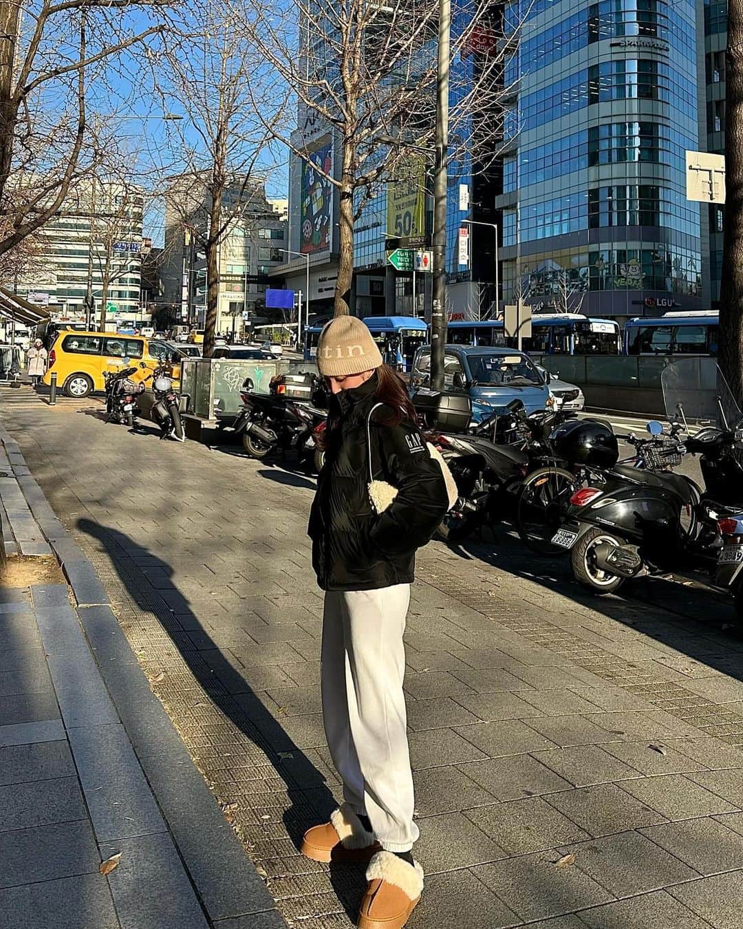 AYAKAのインスタグラム：「. 寒すぎて @matinkim_magazine  の ニット帽が大活躍🧸🤎 キョチョンチキンは大根の漬物が必須🤫🌟 3人で買った @spao_kr のパジャマ モコモコで気持ち良くて帰ってきてからずっと着てる🐑🌃 . #韓国 #韓国グルメ #韓国旅行 #韓国カフェ #韓国ファッション #韓国ネイル #ニット帽 #ニット帽コーデ #gapダウン #スウェット #スウェットコーデ #空港コーデ #ムートンブーツ #韓国スタバ #ボルドーネイル #クリスマスネイル #キョチョンチキン #spao #spaokorea #spaoパジャマ #koreanair」
