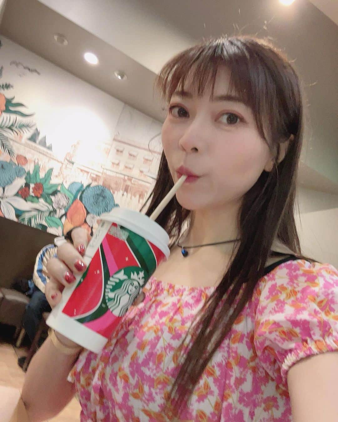 DJ MIYAさんのインスタグラム写真 - (DJ MIYAInstagram)「にゃほっっ♡♡  最近移動中の音楽とか聴くときによく使っているのがこちら💞  Sudio N2(スーディオエヌツー)ピンク  @sudio  PR  Sweden製のスタイリッシュなデザインのイヤホンのvisualも好きです♡  インナーイヤー型完全ワイヤレスイヤホンで、防水性能にも特化しているのだとか❤️  今だけイヤホン本体を購入でラッピングバッグをプレゼント！ 詳しくはsudio.comをチェック！  Sudio.comでお使いいただける全商品が15％オフになるクーポンコード dj_miya  をぜひご利用ください☆  ◉クーポンコードは「dj_miya」　です  Sudio公式サイトで全商品を15%オフでご購入いただけます 有効期限は2024年2月10日まで  ◉公式サイト https://www.sudio.com/jp/  今だけ公式オンラインストアで全商品が最大40％オフになるセール開催中💗  60日間返品対応もしています  SudioはいつもSudio Sphere登録で18ヶ月間製品保証、ご自宅から安心してお買い物いただけます◎ 詳しくはsudio.comをチェック！  MIYA使用モデル→  https://www.sudio.com/jp/n2-pink  Stockholm, Sweden  #Sudio  #イヤホン #音がクリア #音がいい #Earhon #スーディオ #音楽好き #自分じかん #リラックス #楽しい #ライフスタイル #音楽 #音好き #スウェーデン #楽曲 #ストックホルム #Sweden #スウェーデン製 #ガジェット #ガジェット好き #ワイヤレスイヤホン #ワイヤレス #キャンペーン #トラベラー #トラベルインフルエンサー #インフルエンサー #インスタグラマー #耳が疲れない #ホリデーシーズン #クリスマスプレゼント」12月8日 21時45分 - dj_miya