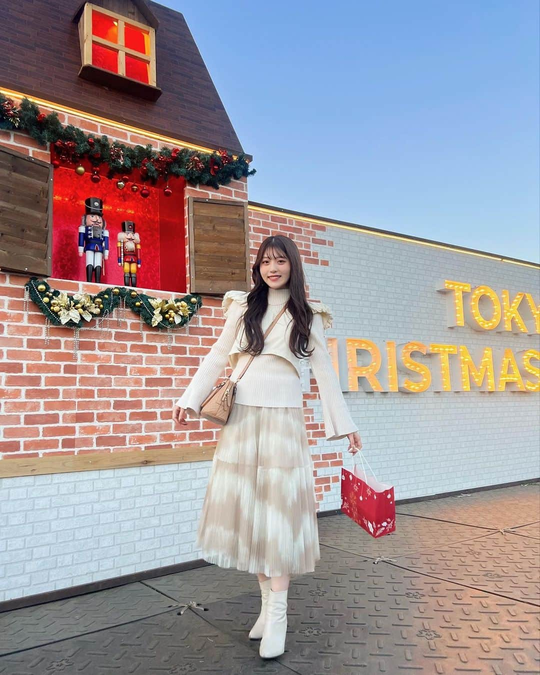 宇佐神星（きらり）さんのインスタグラム写真 - (宇佐神星（きらり）Instagram)「東京クリスマスマーケットin明治神宮外苑🎄  11/23〜12/25まで開催されてるよ！ 想像以上にお店が多くてどこで食べるか迷った〜🤣  事前予約すると可愛いマグカップをゲットできるから、 予約して是非行ってみてね🎁」12月8日 21時36分 - kirari_usami