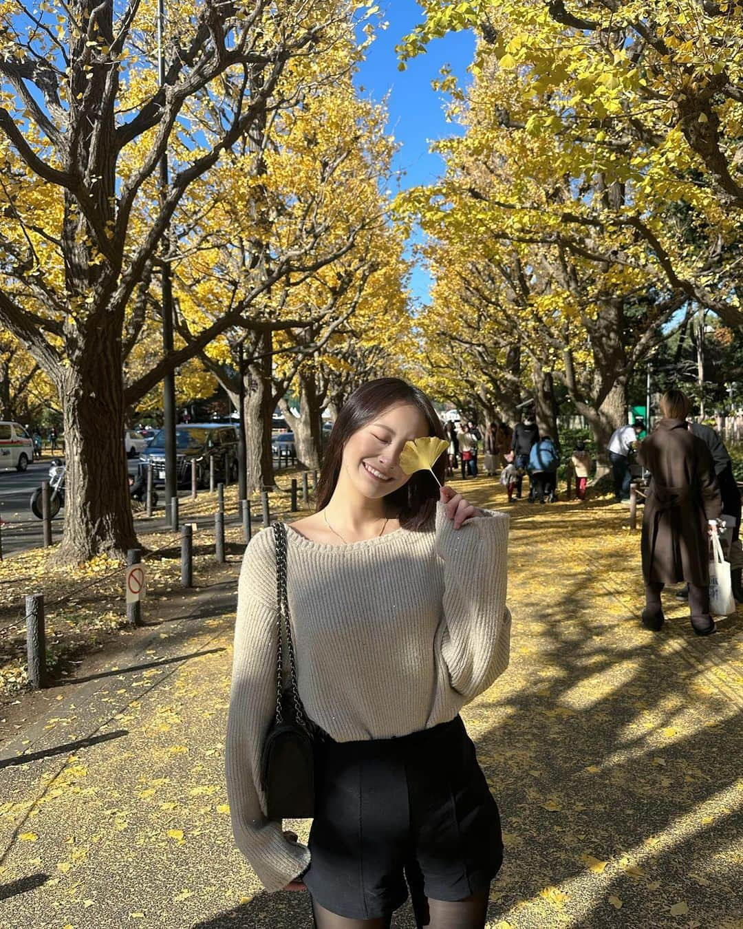 谷川奈々穂さんのインスタグラム写真 - (谷川奈々穂Instagram)「滑り込みいちょう並木🫶 今年も行けた( ⌯'-'⌯)  そういえば最近前髪無くしてるんですけども どうですか？初の試み♡」12月8日 21時38分 - aizawa_natsuki_