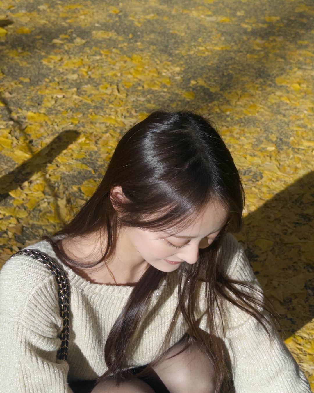 谷川奈々穂さんのインスタグラム写真 - (谷川奈々穂Instagram)「滑り込みいちょう並木🫶 今年も行けた( ⌯'-'⌯)  そういえば最近前髪無くしてるんですけども どうですか？初の試み♡」12月8日 21時38分 - aizawa_natsuki_