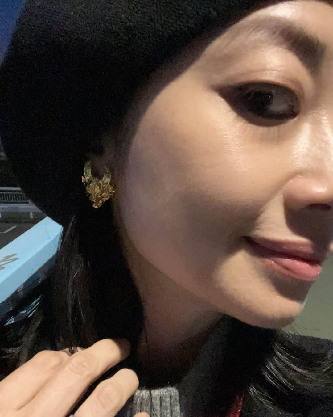 肘井美佳のインスタグラム：「GARO Earrings and a street I used to frequent and loved a few years ago.  ライブ写真続き  牙狼のピアス。  ライブ会場までの道のり。  ここは、髑髏城の七人に出演していた時に通っていて、すごく好きだった道。 ホラーが出そうな雰囲気もある。  #GARO #牙狼 #jamproject  #無加工 #朝も好きだった #やはり好きな道 #いつも意外と誰もいない #子供の好きそうな広場もあった」