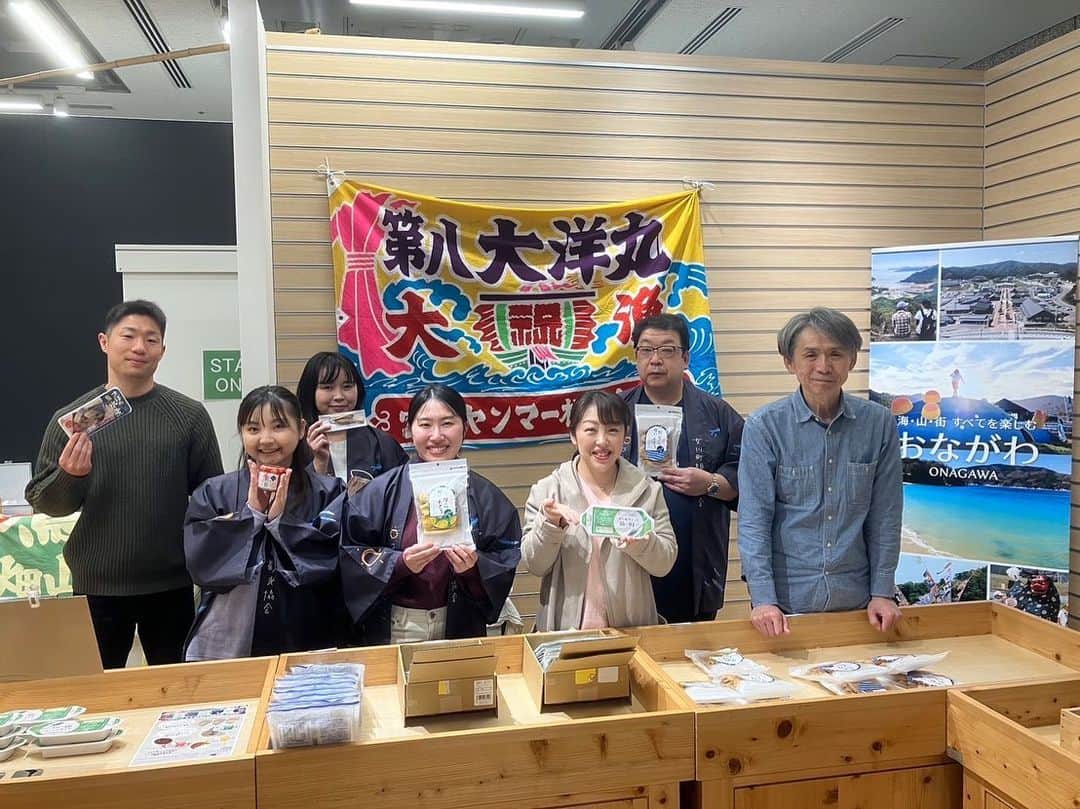 山口ひろみさんのインスタグラム写真 - (山口ひろみInstagram)「テーブル茶道のお稽古後、女川町の物産会が開催されている、新宿の都庁へ行って来ました😊  すごい売れ行きで、もう売り切れの商品も続々‼️  私がお邪魔した際にも、お客様が引っ切りなしに買いにいらしていました💡  今回は、いわしの煮付けやカレーそぼろなどをGET🎵  明日の13時まで#都庁第一本庁舎 １階の「#全国観光PRコーナー 」で開催中ですので、お時間が合えば、ぜひお出かけくださいね💓  #山口ひろみ #テイチク #三井の晩鐘 #宮城県女川町  #観光大使  #物産会  #明日まで #ぜひお出かけください」12月8日 21時39分 - hiromiyamaguchi_official