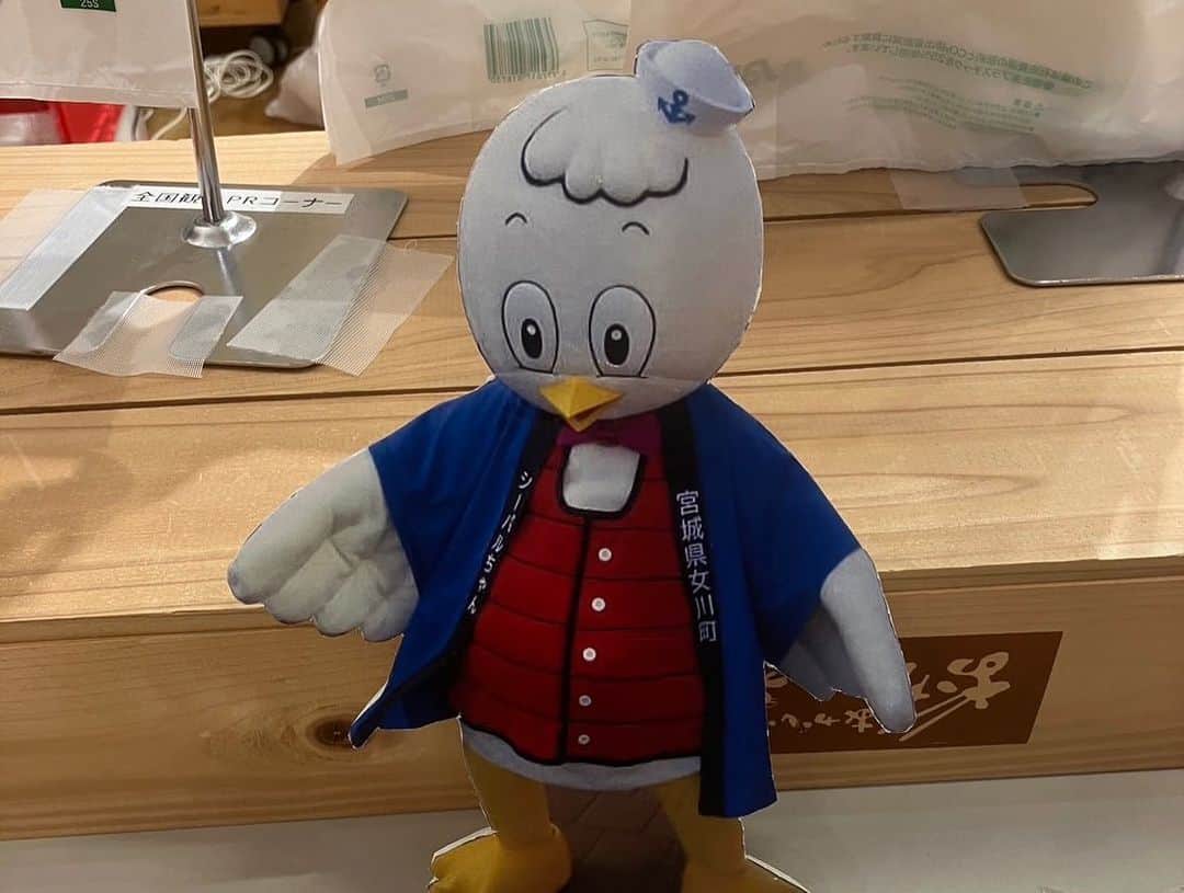 山口ひろみさんのインスタグラム写真 - (山口ひろみInstagram)「テーブル茶道のお稽古後、女川町の物産会が開催されている、新宿の都庁へ行って来ました😊  すごい売れ行きで、もう売り切れの商品も続々‼️  私がお邪魔した際にも、お客様が引っ切りなしに買いにいらしていました💡  今回は、いわしの煮付けやカレーそぼろなどをGET🎵  明日の13時まで#都庁第一本庁舎 １階の「#全国観光PRコーナー 」で開催中ですので、お時間が合えば、ぜひお出かけくださいね💓  #山口ひろみ #テイチク #三井の晩鐘 #宮城県女川町  #観光大使  #物産会  #明日まで #ぜひお出かけください」12月8日 21時39分 - hiromiyamaguchi_official